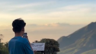 Viral Gen Z Ini Raup Rp 30 Juta dari Jasa Titip Plakat Ucapan di Puncak Gunung