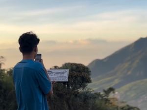 Viral Gen Z Ini Raup Rp 30 Juta dari Jasa Titip Plakat Ucapan di Puncak Gunung