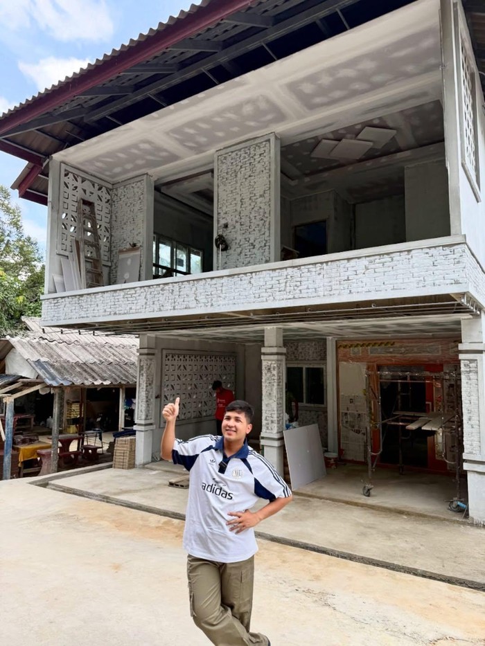 Jirayut memperlihatkan rumahnya di kampung yang sedang direnovasi.