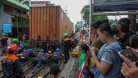 Sejumlah petugas berusaha menempatkan KA Barang Aksa Cargo yang anjlok kembali ke relnya di Dupak Magersari, Surabaya, Jawa Timur, Rabu (19/11/2025). ANTARA FOTO/Didik Suhartono