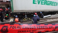 Proses evakuasi berlangsung hati-hati karena kondisi gerbong harus distabilkan terlebih dahulu sebelum bisa diangkat dan digeser ke posisi semula. ANTARA FOTO/Didik Suhartono