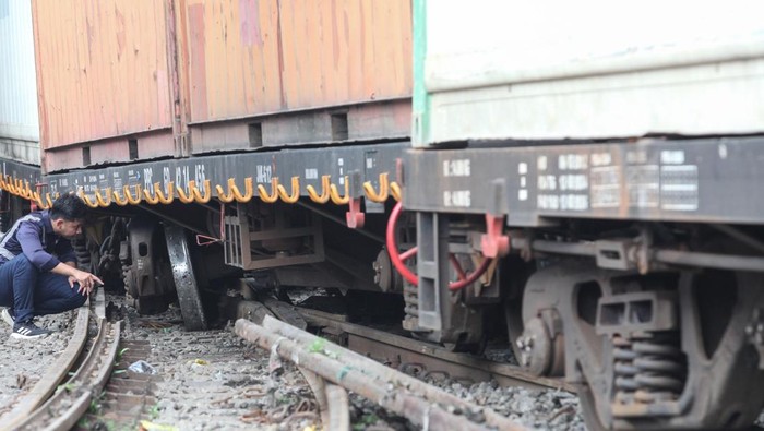 Petugas memeriksa KA Barang Aksa Cargo yang anjlok di Dupak Magersari, Surabaya, Jawa Timur, Rabu (19/11/2025). PT Kereta Api Indonesia (PT KAI) Daop 8 Surabaya mengerahkan sejumlah petugas prasarana, sarana, dan keselamatan untuk mengevakuasi tiga gerbong datar dari rangkaian KA Barang Aksa Cargo yang anjlok di lokasi itu. ANTARA FOTO/Didik Suhartono
