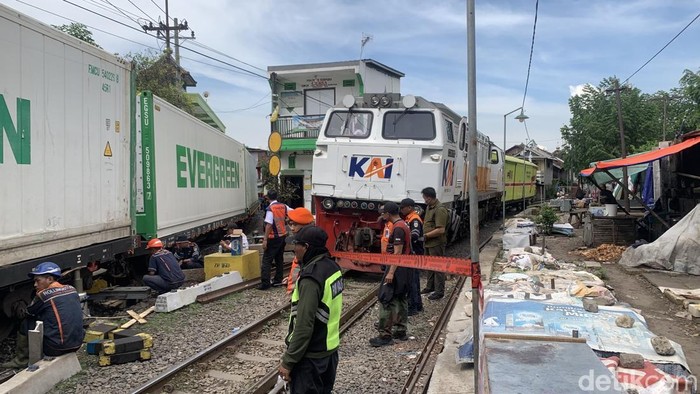 KA Barang Anjlok di Dupak Surabaya