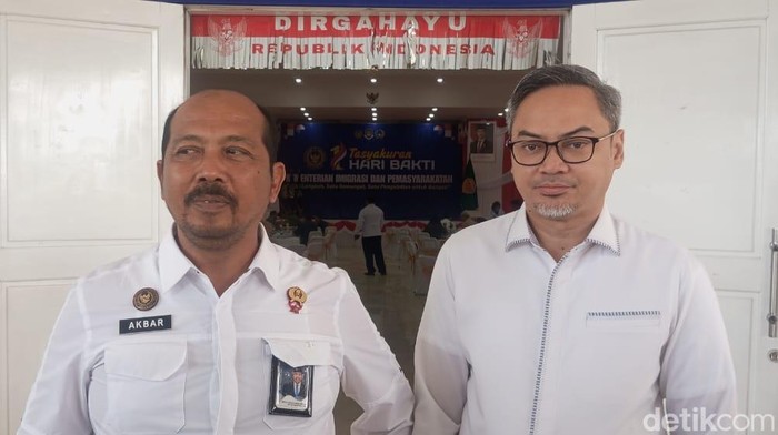 Kakanwil Ditjenpas NTT,  Akbar Herry Achjar, didampingi Plh Kakanwil Ditjenim NTT, Ferdy Maulana saat memberikan keterangan kepada awak media, Rabu (19/11/2025).