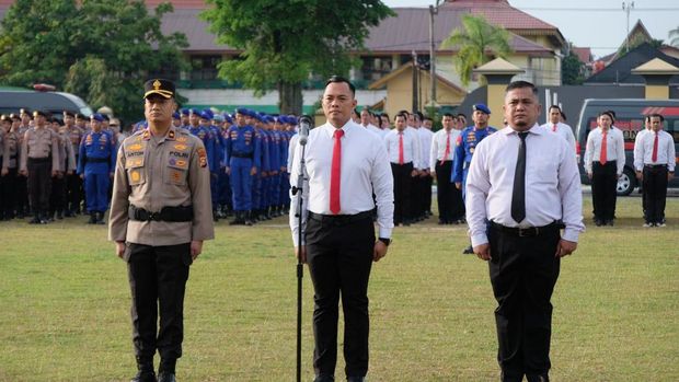Kapolda Riau Irjen Pol Herry Heryawan memberikan penghargaan kepada 31 personel yang mengungkap narkoba