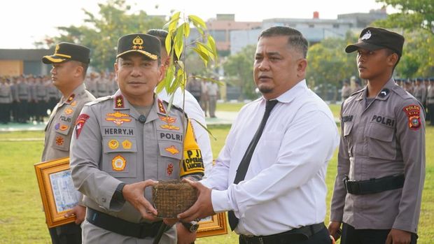 Kapolda Riau Irjen Pol Herry Heryawan memberikan penghargaan kepada 31 personel yang mengungkap narkoba