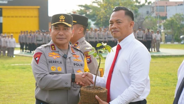 Kapolda Riau Irjen Pol Herry Heryawan memberikan penghargaan kepada 31 personel yang mengungkap narkoba