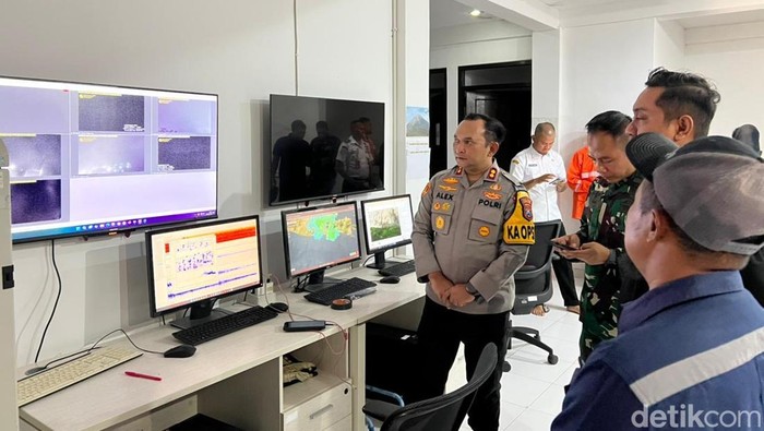 Kapolres Lumajang AKBP Alex Siregar memantau aktivitas erupsi semeru