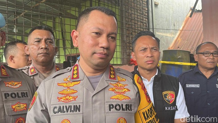 Kapolrestabes Medan Kombes Jean Calvijn Simanjuntak saat diwawancarai usai konferensi pers. (Finta Rahyuni/detikSumut)