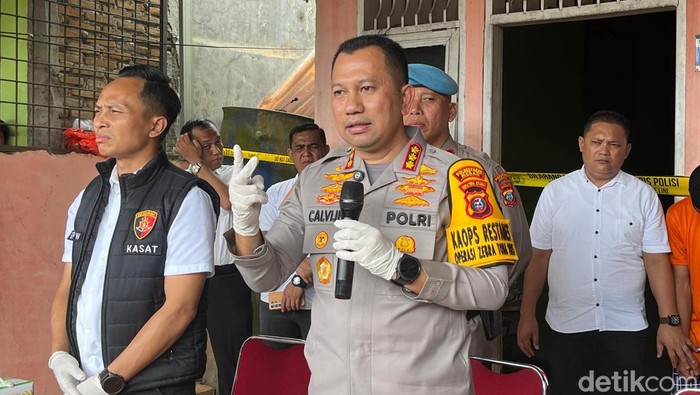 Kapolrestabes Medan Kombes Jean Calvijn Simanjuntak saat konferensi pers di lokasi kejadian. (Finta Rahyuni/detikSumut)