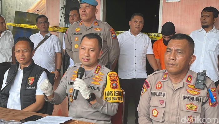 Kaporlestabes Medan Kombes Calvijn saat konferensi pers kasus pembunuhan. (Foto: Finta Rahyuni/detikSumut)