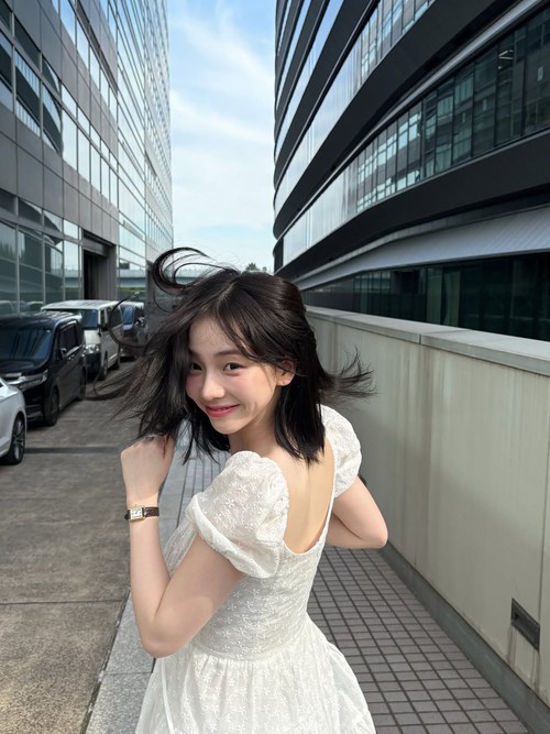 Member girlband K-Pop aespa, Karina, dalam foto yang diunggah ke Instagram.