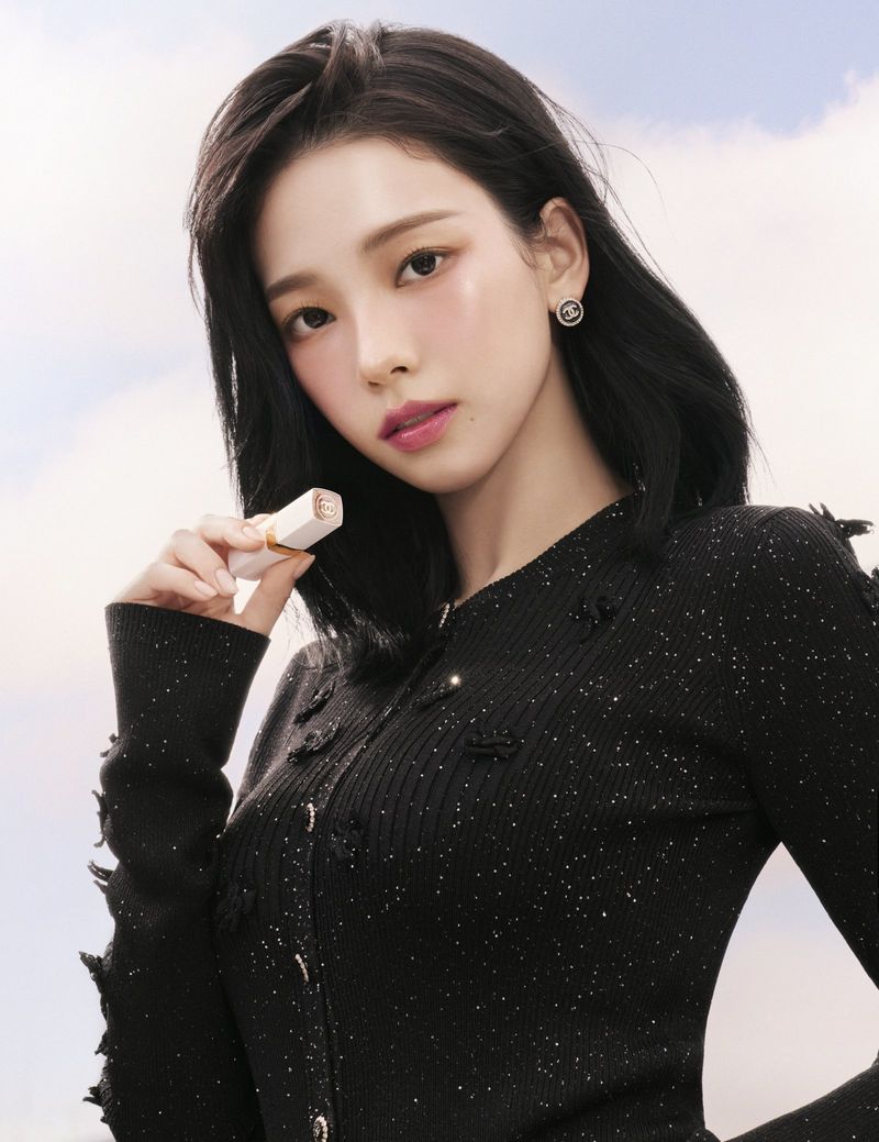 Karina aespa Karina aespa terpilih menjadi brand ambassador Chanel Beauty.