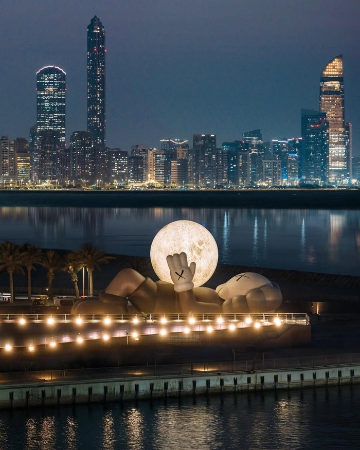 KAWS Rebahan Sambil Peluk Bulan di Abu Dhabi