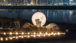 KAWS Rebahan Sambil Peluk Bulan di Abu Dhabi