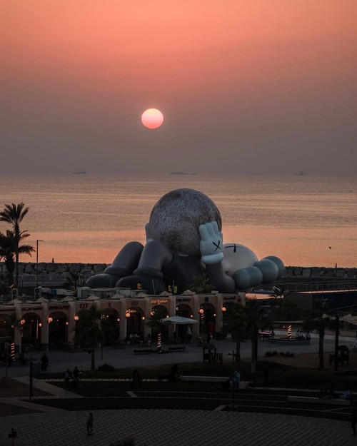 KAWS Rebahan Sambil Peluk Bulan di Abu Dhabi
