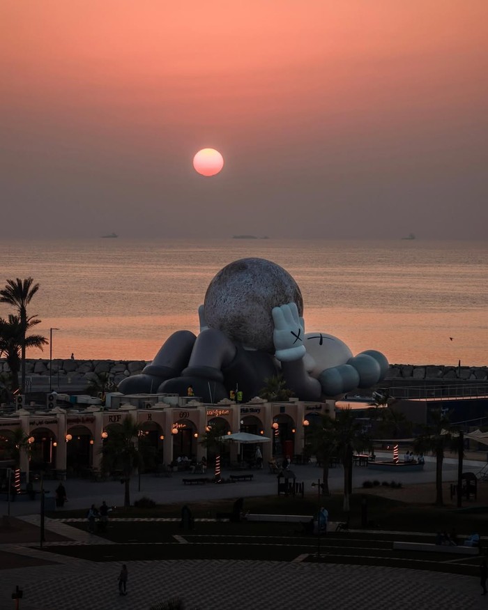 KAWS Rebahan Sambil Peluk Bulan di Abu Dhabi
