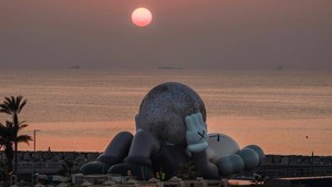 Tampaknya KAWS yang identik dengan warna abu-abu, bagian mata dan tangan yang punya coretan itu lagi liburan di Uni Emirat Arab. Foto: Dok.All Rights Reserved/ @s.yin.h