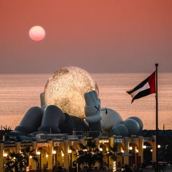 KAWS Rebahan Sambil Peluk Bulan di Abu Dhabi