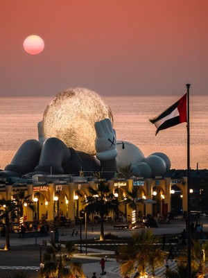 KAWS Rebahan Sambil Peluk Bulan di Abu Dhabi