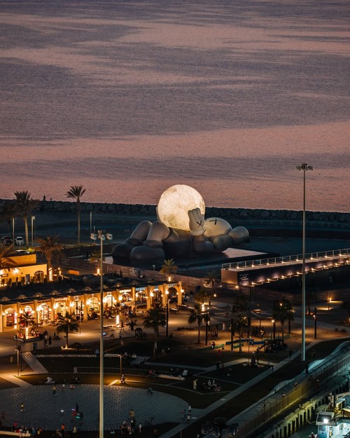 KAWS Rebahan Sambil Peluk Bulan di Abu Dhabi