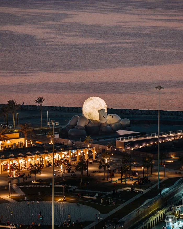 KAWS Rebahan Sambil Peluk Bulan di Abu Dhabi