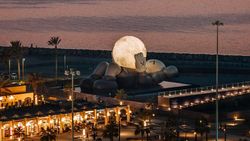 KAWS Rebahan Sambil Peluk Bulan di Abu Dhabi