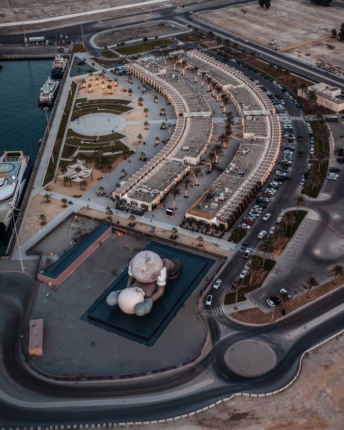 KAWS Rebahan Sambil Peluk Bulan di Abu Dhabi