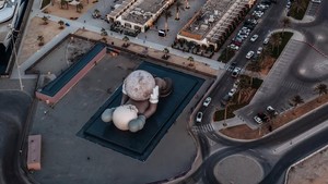 Potret KAWS: HOLIDAY Abu Dhabi dari atas udara. Kamu siap terbuai?  Foto: Dok.All Rights Reserved/ @s.yin.h