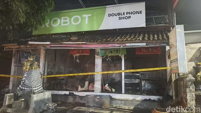 Kebakaran di Jl. Segara Madu, Kedonganan, Kuta Selatan menghanguskan konter, waeung, dan bengkel saat Galungan, Rabu (19/11/2025). (Fabiola Dianira)