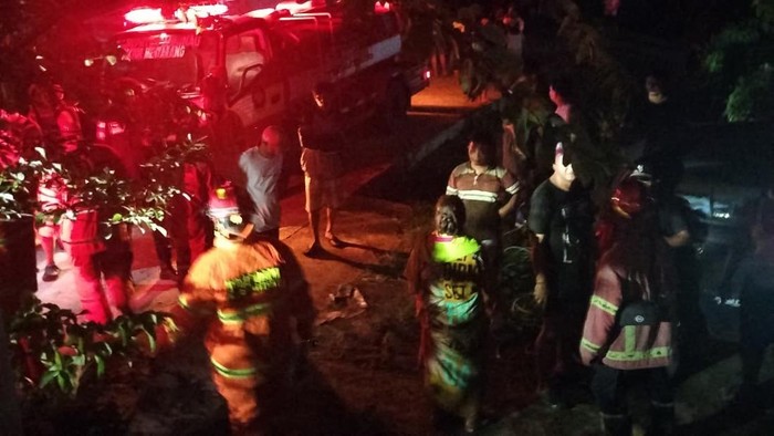 Kebakaran menghanguskan bagian dalam rumah warga di Desa Respen Tubu, Kecamatan Malinau Utara, Kabupaten Malinau, pada Rabu (19/11/2025) malam. Api diduga berasal dari korsleting listrik yang menyambar sofa di ruang tengah.