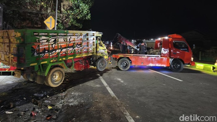 Kondisi truk besi yang terlibat kecelakaan di jalan Solo-Yogyakarta tepatnya di Desa Sraten, Kecamatan Gatak, Kabupaten Sukoharjo, Rabu (19/11/2025).
