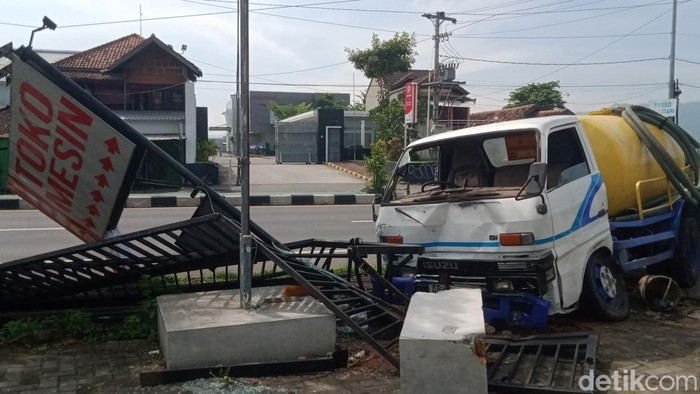 Truk tangki limbah menabrak pagar di jalan Jogja-Solo, Prambanan, Klaten, Rabu (19/11/2025).