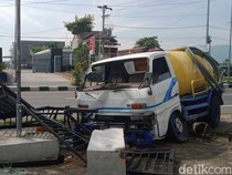 Truk Hantam Pagar hingga Ambruk Usai Pecah Ban di Jalan Jogja-Solo