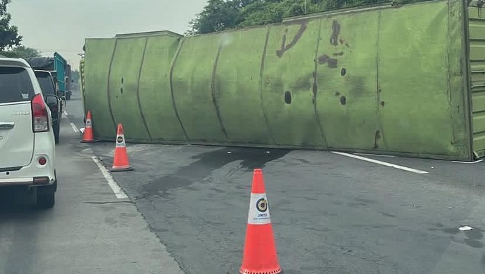 Kecelakaan truk tronton terguling di Jalan Tol Srondol-Jatingaleh, Kecamatan Tembalang, Kota Semarang, Rabu (19/11/2025).