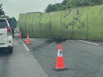 Gagal Nanjak, Truk Tronton Muat Tepung 35 Ton Terguling di Tol Semarang