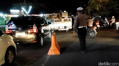 Kepadatan kendaraan dari berbagai arah di momen Galungan seperti terlihat di Mengwi, Badung, Rabu (19/11/2025). (Agus Eka/detikBali)