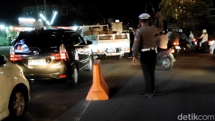 Kepadatan kendaraan dari berbagai arah di momen Galungan seperti terlihat di Mengwi, Badung, Rabu (19/11/2025). (Agus Eka/detikBali)