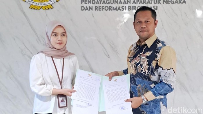 Kepala BKPSDM Ciamis Ai Rusli menyerahkan surat ke KemenPAN-RB.