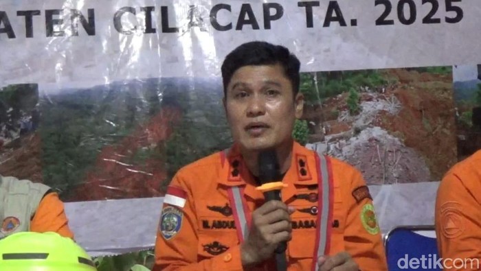 Kepala Kantor SAR Cilacap, M Abdullah memberikan keterangan kepada wartawan usai pencarian hari ketujuh korban longsor Desa Cibeunying, Kecamatan Majenang, Kabupaten Cilacap, Rabu (19/11/2025).