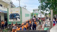 Tim gabungan dari Direktorat Jenderal Perkeretaapian dan PT KAI terus bekerja sigap menormalkan jalur agar pelayanan kepada masyarakat dapat segera kembali berjalan lancar.