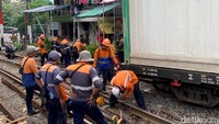 Petugas juga memastikan bahwa seluruh proses perbaikan dilakukan dengan tetap menjaga keamanan area sekitar.