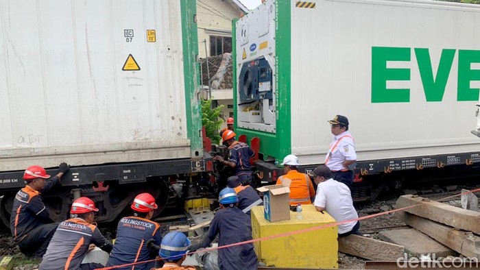 Kereta anjlok di Surabaya