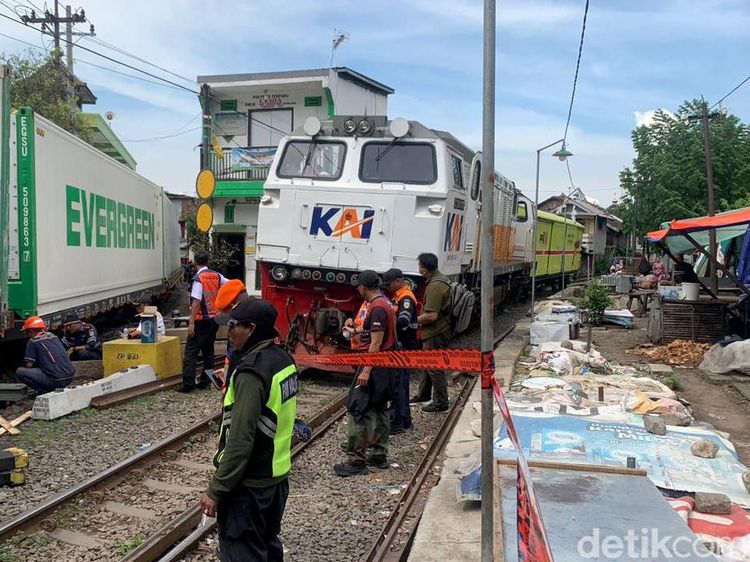 Kereta Api Barang Anjlok di Dupak Magersari Surabaya