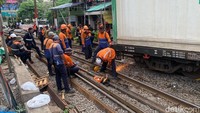 Kereta yang mengalami insiden merupakan KA barang dari Stasiun Kalimas.