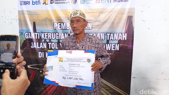 KH Arif Mafatihul Huda menerima uang ganti rugi (UGR) tol Jogja-Bawen yang berlangsung di Balai Desa Grabag, Kecamatan Grabag, Kabupaten Magelang, Rabu (19/11/2025).