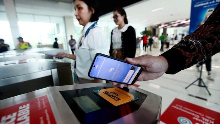 Kini nasabah bank Mandiri dapat menggunakan QRIS Tap In-Tap Out di layanan Kereta Commuter Indonesia (KCI) dan LRT Jabodebek.