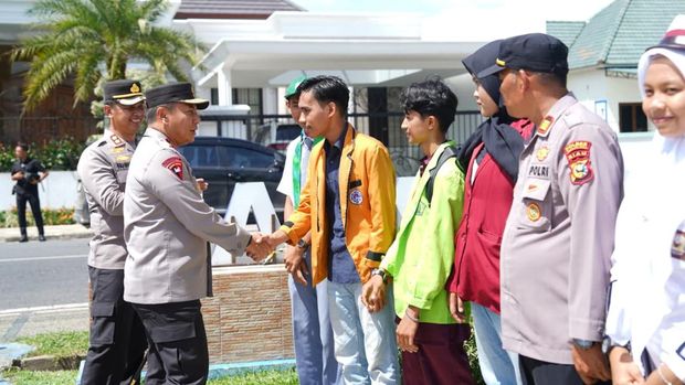 Kolaborasi mahasiswa, pelajar SMA dan ojol di Inhu tanam pohon bareng Kapolda Riau mewujudkan Green Policing