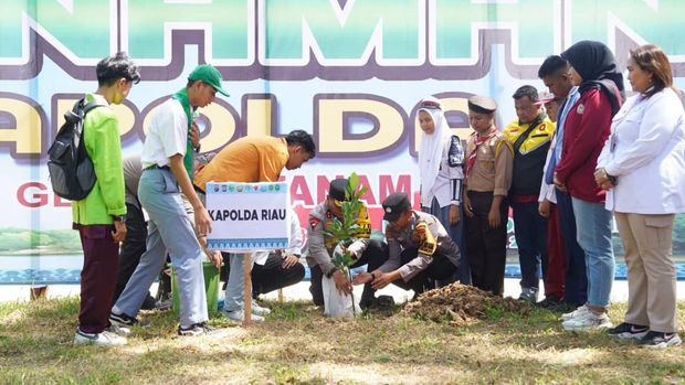 Kolaborasi mahasiswa, pelajar SMA dan ojol di Inhu tanam pohon bareng Kapolda Riau mewujudkan Green Policing