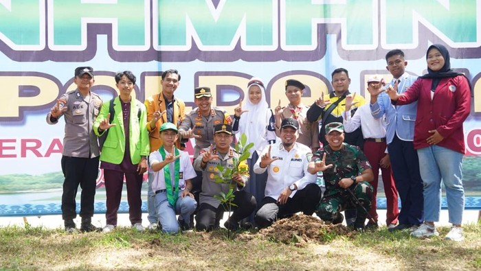 Kolaborasi mahasiswa, pelajar SMA dan ojol di Inhu tanam pohon bareng Kapolda Riau mewujudkan Green Policing